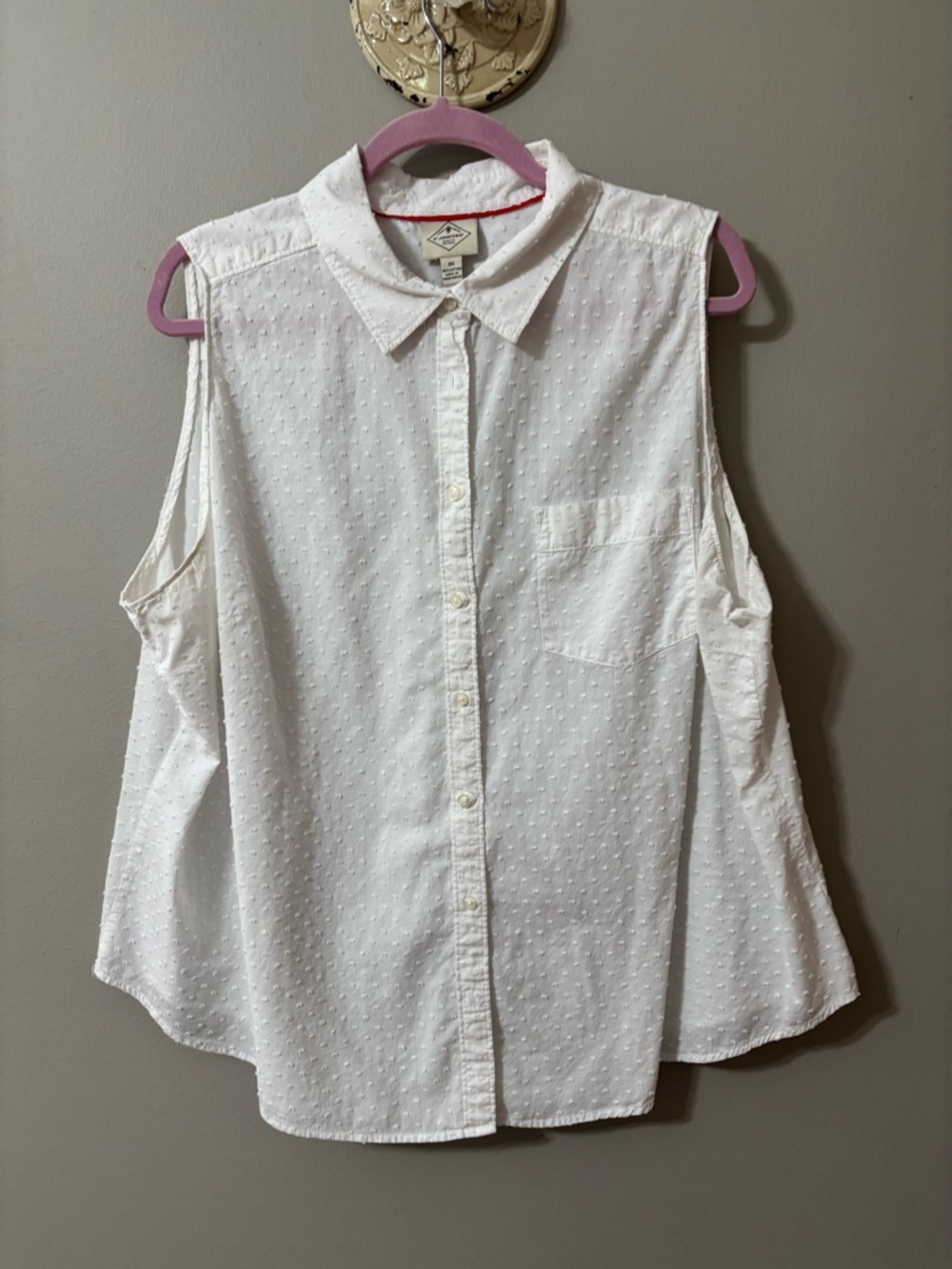 St. John's Bay White Sleeveless Button-Down Swiss Dot Top